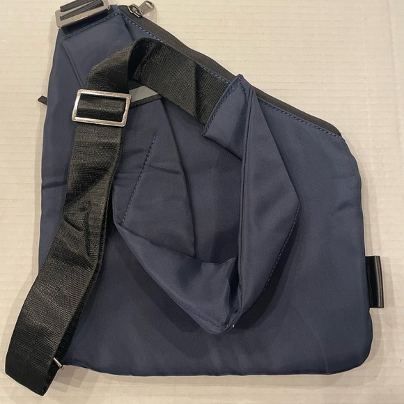 WANDER+ Anti Theft Crossbody Bag, - Navy (NEW WITH TAGS - Picture 2 of 6
